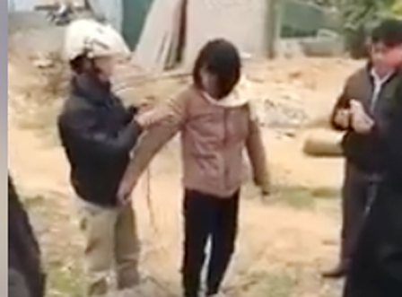 Người đàn bà có biểu hiện tâm thần bị hiểu nhầm bắt cóc trẻ con