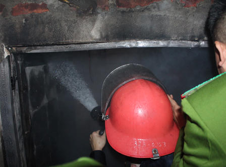 Hơn 40 cảnh sát PCCC chữa đám cháy trong chợ