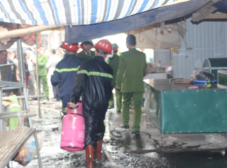 Hơn 40 cảnh sát PCCC chữa đám cháy trong chợ