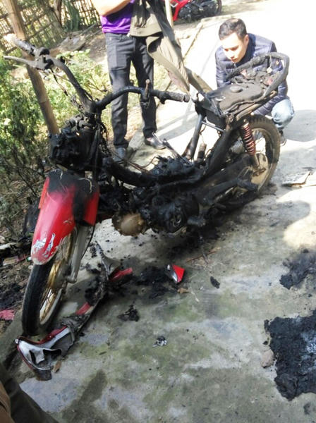 Đốt trụi 2 xe máy để... 'ngăn tình' gái làng