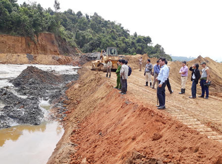 Hỗ trợ 20 hộ dân bị chết cá gần bãi thải khai thác quặng