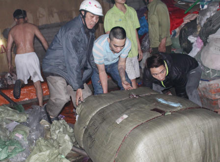 Kho phế liệu bị thiêu rụi lúc rạng sáng