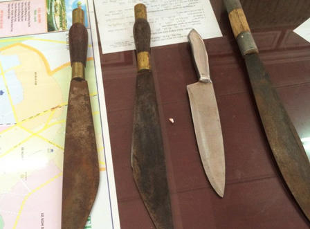 Kẻ bán ma túy vác dao mẹo chống trả cảnh sát