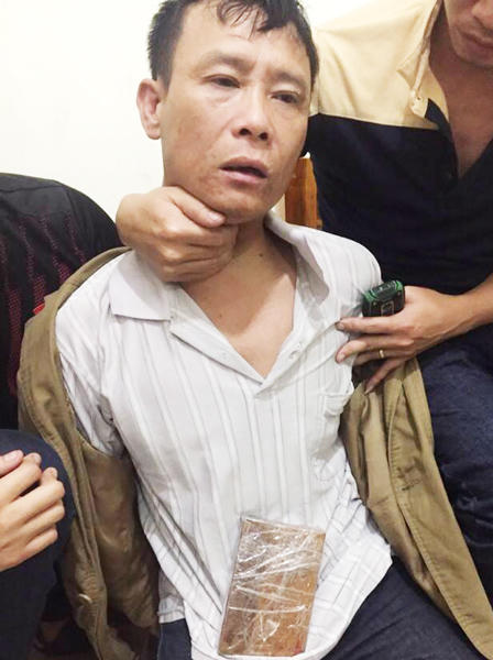 Cảnh sát ập vào khách sạn bắt 3 đối tượng mua bán heroin