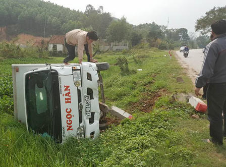 Liên tiếp hai vụ tai nạn, hai ô tô nằm phơi bụng, 3 người nhập viện