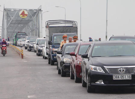 Nhân viên trạm thu phí cầu Bến Thủy 1 'mướt mồ hôi' đếm tiền lẻ 