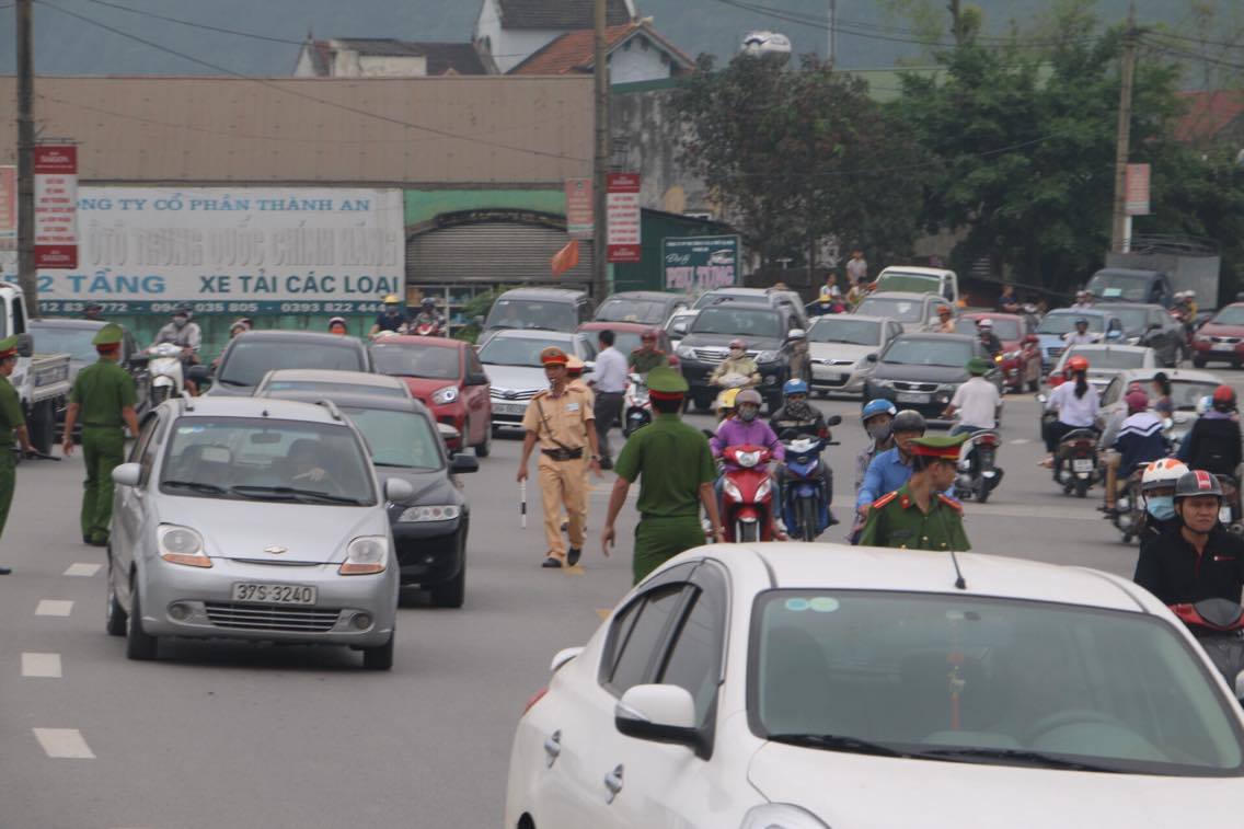 Nhân viên trạm thu phí cầu Bến Thủy 1 'mướt mồ hôi' đếm tiền lẻ 