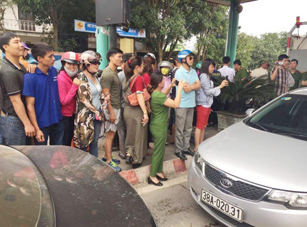 Nhân viên trạm thu phí cầu Bến Thủy 1 'mướt mồ hôi' đếm tiền lẻ 