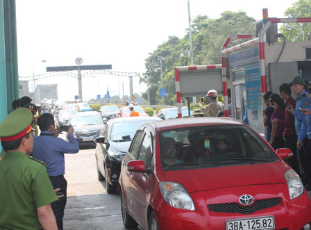 Hàng trăm người 'đội nắng' ký đơn khiếu nại việc thu phí cầu Bến thủy 1