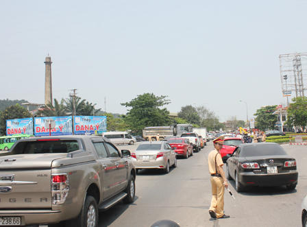 Hàng trăm người 'đội nắng' ký đơn khiếu nại việc thu phí cầu Bến thủy 1