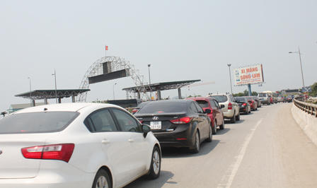 Hàng trăm người 'đội nắng' ký đơn khiếu nại việc thu phí cầu Bến thủy 1