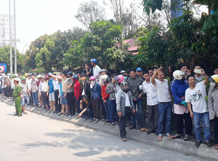 Hàng trăm người 'đội nắng' ký đơn khiếu nại việc thu phí cầu Bến thủy 1