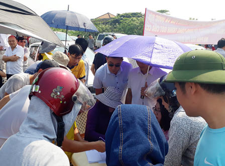 Hàng trăm người 'đội nắng' ký đơn khiếu nại việc thu phí cầu Bến thủy 1