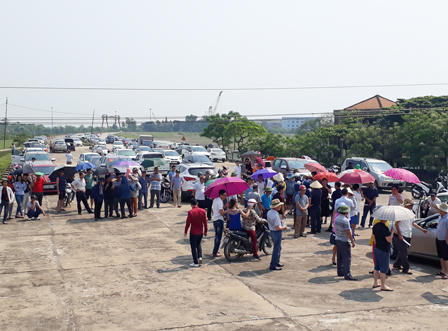 Hàng trăm người 'đội nắng' ký đơn khiếu nại việc thu phí cầu Bến thủy 1