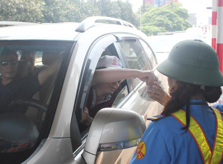 Hàng trăm người 'đội nắng' ký đơn khiếu nại việc thu phí cầu Bến thủy 1