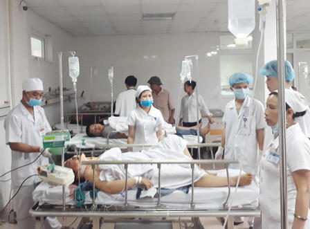 Xe khách Thái Bình lật ở Hà Tĩnh, 2 người chết, hơn 10 người bị thương