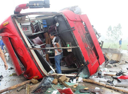Xe khách Thái Bình lật ở Hà Tĩnh, 2 người chết, hơn 10 người bị thương