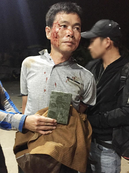 Đi lấy thuốc cai nghiện cho con, cha xách 1 bánh heroin đi bán