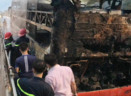 Xe giường nằm cháy như đuốc khi đang chạy trên Quốc lộ 1A