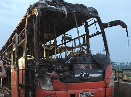 Xe giường nằm cháy như đuốc khi đang chạy trên Quốc lộ 1A