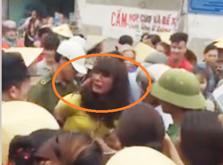 Nghi thôi miên để lừa tiền, một phụ nữ bị hàng trăm người dân vây đánh 