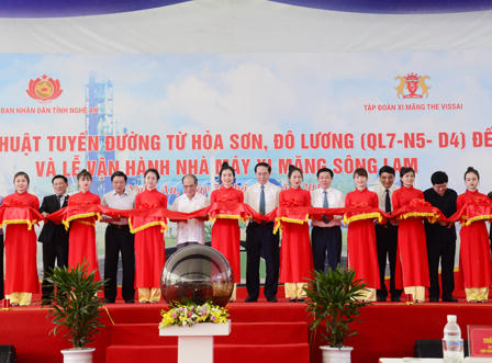 Chủ tịch nước nhấn nút vận hành nhà máy xi măng Sông Lam