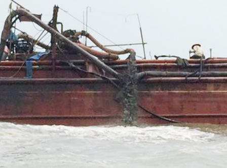 Lấy mẫu nước phân tích bùn đất từ tàu lạ đổ xả ra biển