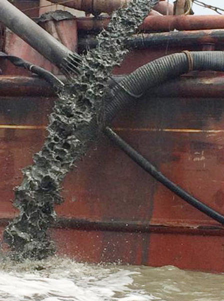 Lấy mẫu nước phân tích bùn đất từ tàu lạ đổ xả ra biển