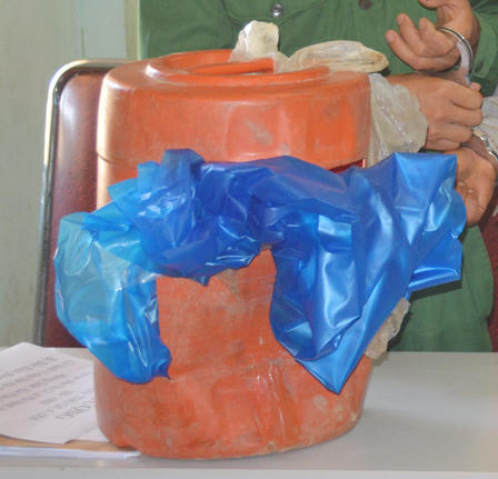 Ngụy trang 10kg thuốc phiện trong can nhựa chở từ Lào vào Việt Nam tiêu thụ