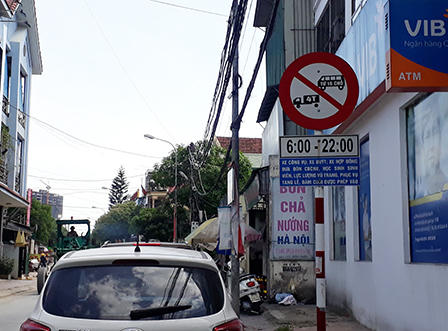 Nửa năm chưa thay thế biển báo giao thông hết hạn