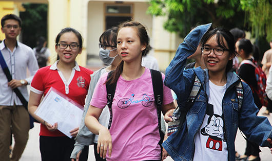 Nữ sinh 'mét mốt mặt thiếu nhi' tự tin vào phòng thi