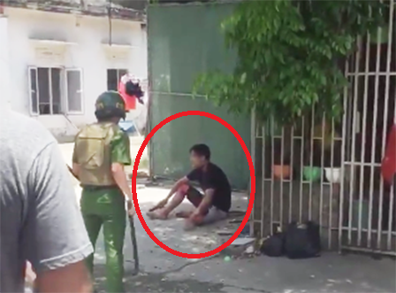 Người đàn ông đập kính ô tô, cầm dao tự cứa cổ náo loạn khu phố