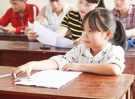 Nữ sinh 'mét mốt mặt thiếu nhi' tự tin vào phòng thi