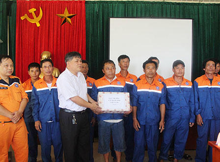 Tàu cá cùng 17 ngư dân gặp nạn được cứu 