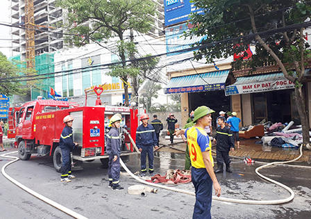 Cháy cơ sở đệm mút giữa lòng thành phố Vinh