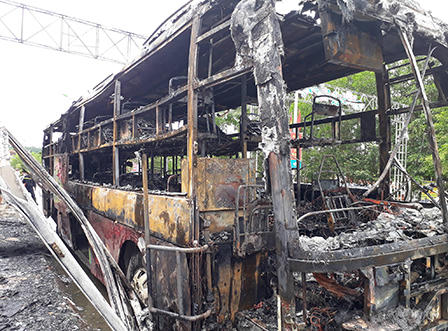 Đậu bên đường ăn trưa xe giường nằm bốc cháy dữ dội