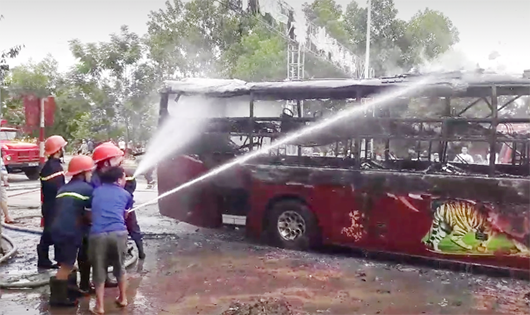 Đậu bên đường ăn trưa xe giường nằm bốc cháy dữ dội