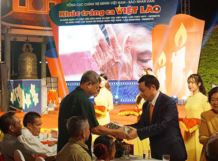 Phó thủ tướng Vương Đình Huệ dự chương trình Khúc tráng ca Việt  - Lào