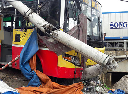 Đứng bắt khách, xe ôm bị xe buýt tông bay xuống sông tử vong