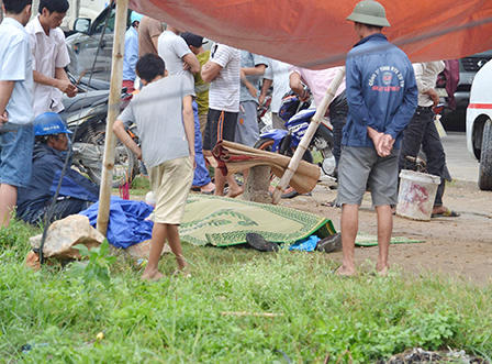 Đứng bắt khách, xe ôm bị xe buýt tông bay xuống sông tử vong