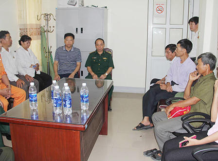 Nghẹn ngào nước mắt người thân thuyền viên mất tích