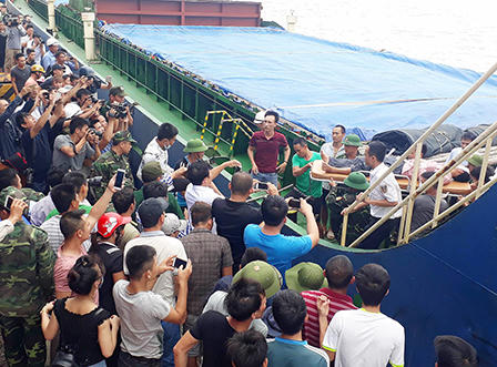 Nghẹn ngào nước mắt người thân thuyền viên mất tích