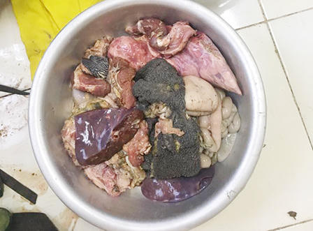 Giết bò hàng xóm lấy lòng làm mồi nhậu vì… thèm