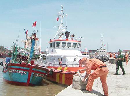 Cứu 17 thuyền viên gặp nạn trên vùng biển đang ảnh hưởng áp thấp nhiệt đới