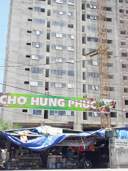 Tiểu thương bị bê tông từ tòa nhà 31 tầng rơi đè gãy chân