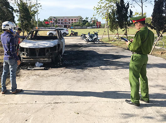 Xe ô tô bốc cháy khi đậu trước trụ sở VKSND huyện Nghi Lộc