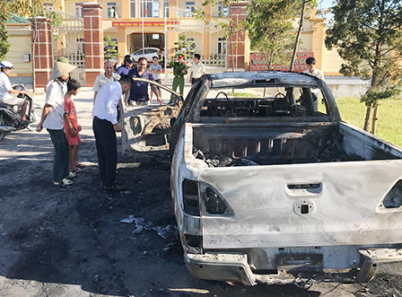 Xe ô tô bốc cháy khi đậu trước trụ sở VKSND huyện Nghi Lộc