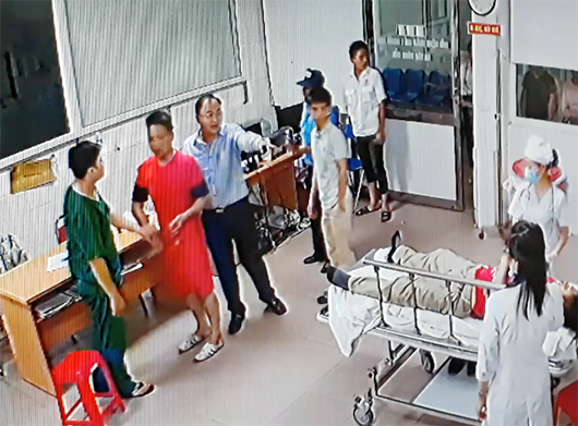 Nhân viên đi cấp cứu, giám đốc doanh nghiệp hành hung bác sỹ?