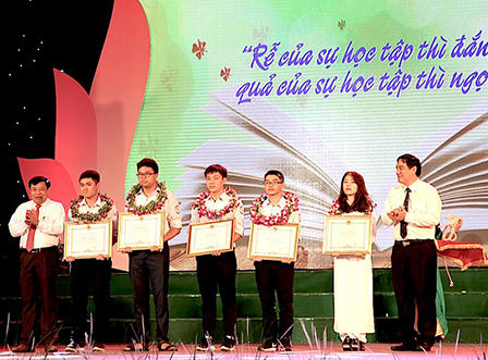 Nghệ An: Gần 2,5 tỷ đồng khen thưởng 140 học sinh có thành tích cao năm học 2016 - 2017