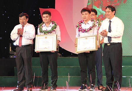 Nghệ An: Gần 2,5 tỷ đồng khen thưởng 140 học sinh có thành tích cao năm học 2016 - 2017